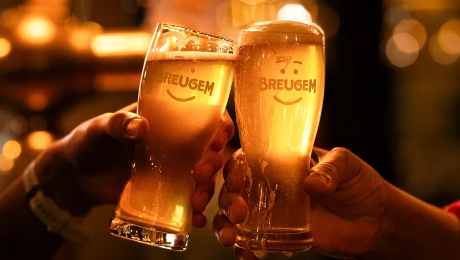 Breugem Meeting Point people raising their glasses and toasting with beer