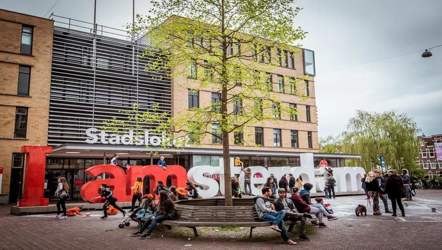 Koningsdag or King's Day is a national holiday in the Kingdom of the Netherlands. Celebrated on 27 April, the date marks the birth of King Willem-Alexander.
Celebrations: Partying, wearing orange costumes, and traditional local gatherings. (Stadsloket)